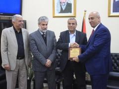 قلقيلية: وكيل وزارة الإعلام ينظم جولة تضامنية في المناطق المعزولة خلف الجدار