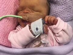 أُم ترفض التخلي عن طفلتها وتعيش معها 16 يومًا بعد وفاتها