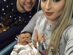 أُم ترفض التخلي عن طفلتها وتعيش معها 16 يومًا بعد وفاتها