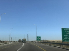 قوات الاحتلال تطارد سيارة بدعوى محاولة دهس شرق الخليل