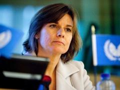 بصورة واحدة وزيرة سويدية ترد على ما فعله ترامب