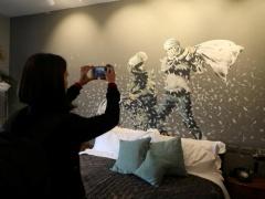 [صور] أمام الجدار الفاصل في بيت لحم .. الفنان 