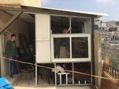 بالصور- عائلة مقدسية تشرع بهدم جزء من منزلها بضغط من الاحتلال