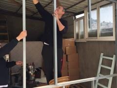 بالصور- عائلة مقدسية تشرع بهدم جزء من منزلها بضغط من الاحتلال