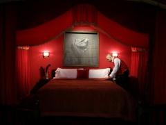 [صور] أمام الجدار الفاصل في بيت لحم .. الفنان 