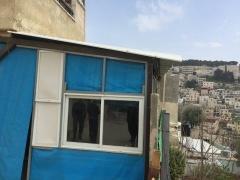 بالصور- عائلة مقدسية تشرع بهدم جزء من منزلها بضغط من الاحتلال