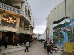 [صور] أمام الجدار الفاصل في بيت لحم .. الفنان 