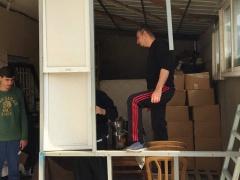 بالصور- عائلة مقدسية تشرع بهدم جزء من منزلها بضغط من الاحتلال