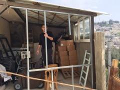 بالصور- عائلة مقدسية تشرع بهدم جزء من منزلها بضغط من الاحتلال