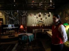 [صور] أمام الجدار الفاصل في بيت لحم .. الفنان 