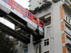 بالصور- قطار يمر داخل برج سكني.. هكذا تحل الصين أزمة كثافة السكان