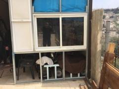 بالصور- عائلة مقدسية تشرع بهدم جزء من منزلها بضغط من الاحتلال