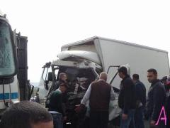 (محدث) بالصور- مصرع مواطن واصابة آخر في حادث سير مروع على طريق نابلس جنين