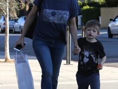 الكاميرات ترصد جنيفر غارنر مع اولادها بعد قرار الغاء طلاقها من بن افليك