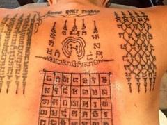 ماذا تعني هذه الوشوم الغريبة على ظهر أنجلينا جولي؟