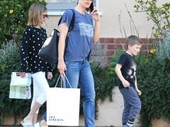 الكاميرات ترصد جنيفر غارنر مع اولادها بعد قرار الغاء طلاقها من بن افليك