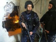 بالصور - شرطة المكافحة تضبط مستنبت مخدرات في بيت امر