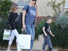 الكاميرات ترصد جنيفر غارنر مع اولادها بعد قرار الغاء طلاقها من بن افليك