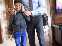 ملياردير يتكفل بنفقات تربية وتعليم طفل هزت قصته مصر