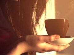 الهدف من الصحن الصغير تحت فنجان القهوة ليس كما تظنينه إطلاقاً!