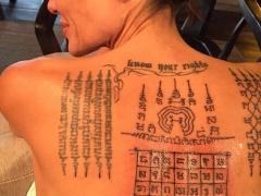 ماذا تعني هذه الوشوم الغريبة على ظهر أنجلينا جولي؟