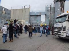 إصابات بالاختناق خلال مواجهات بين قوات الاحتلال ومتضامنين مع أهالي الشهداء المحتجزة جثامينهم