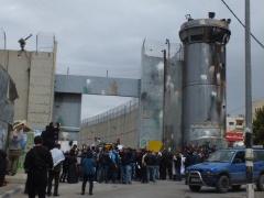 إصابات بالاختناق خلال مواجهات بين قوات الاحتلال ومتضامنين مع أهالي الشهداء المحتجزة جثامينهم