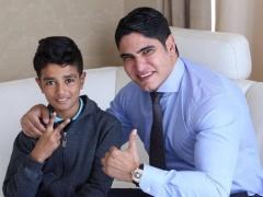 ملياردير يتكفل بنفقات تربية وتعليم طفل هزت قصته مصر