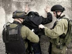 الاحتلال يعتقل أربعة مواطنين ويداهم عدة منازل بالخليل