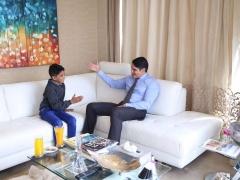 ملياردير يتكفل بنفقات تربية وتعليم طفل هزت قصته مصر