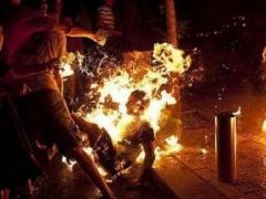 بالفيديو- لاجئ سوري يحرق نفسه في اليونان