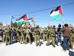 أهالي نعلين ينظمون مسيرة تضامنا مع الأسرى