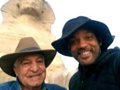 بالصور- ويل سميث يصل إلى مصر سرا لزيارة المعالم السياحية