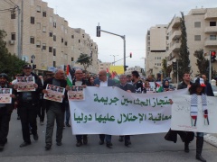 إصابات بالاختناق خلال مواجهات بين قوات الاحتلال ومتضامنين مع أهالي الشهداء المحتجزة جثامينهم