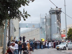 إصابات بالاختناق خلال مواجهات بين قوات الاحتلال ومتضامنين مع أهالي الشهداء المحتجزة جثامينهم