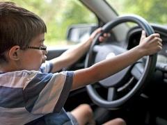 طفل تعلم قيادة السيارة على يوتيوب وهذا ما فعله