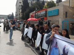 بالفيديو والصور- وقفة احتجاجية أمام مستشفى بيت جالا الحكومي احتجاجاً على الأخطاء الطبية المتكررة