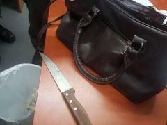 (بالصور والفيديو) اعتقال فتاة بزعم طعنها مجندة على حاجز قلنديا