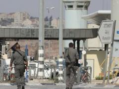 (بالصور والفيديو) اعتقال فتاة بزعم طعنها مجندة على حاجز قلنديا