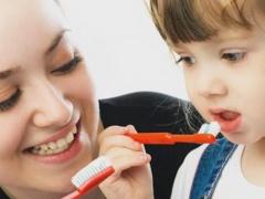 لماذا يجب تغيير فرشاة الأسنان بانتظام؟