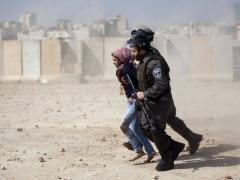 قوات الاحتلال تعتقل فتاة على حاجز قلنديا