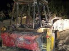 مستوطنون يحرقون جرارا زراعيا ويخطون شعارات في بورين