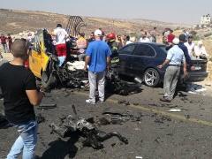 محدّث (صور وفيديو) - مصرع 6 مواطنين بينهم 4 أطفال في حادث سير مروع شرق رام الله