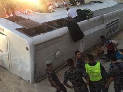 بالصور- مصرع 6 معتمرين أردنيين وإصابة 38 بانقلاب حافلة