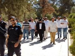 بالصور- 98 مستوطن و 50 طالب يهودي يقتحمون المسجد الاقصى