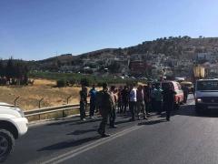 مستوطن يدهس مواطنة على مدخل العروب