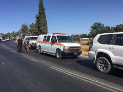 مستوطن يدهس مواطنة على مدخل العروب