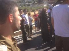 مستوطن يدهس مواطنة على مدخل العروب