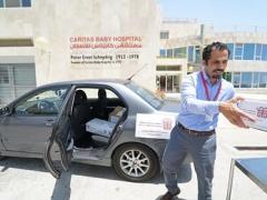 مستشفى كاريتاس للأطفال يقدم الأدوية الضروية لمرضى التليف الكيسي في غزة