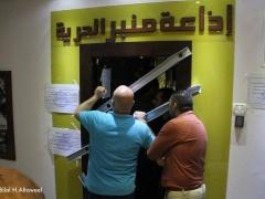 بالصور :الاحتلال يغلق إذاعة منبر الحرية في الخليل